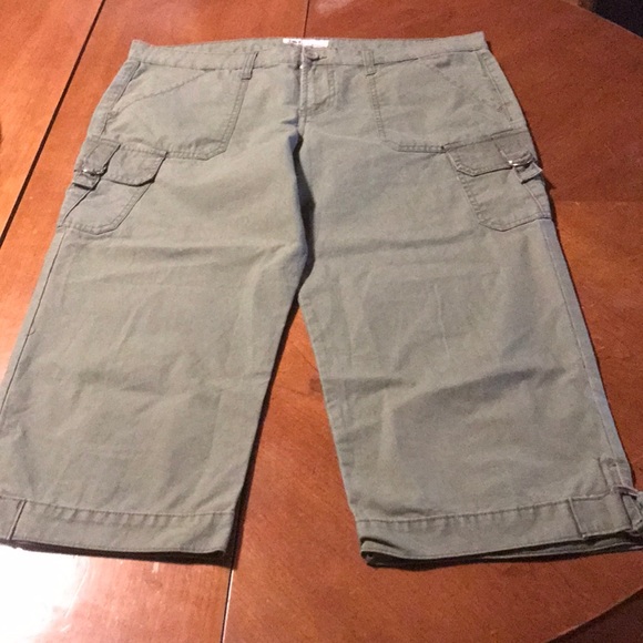Woman’s/Juniors  l.e.i.  Green Khaki Capris - Picture 2 of 14